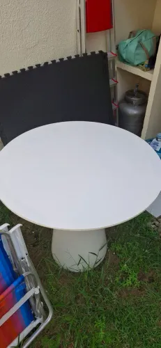 Mesa branca redonda