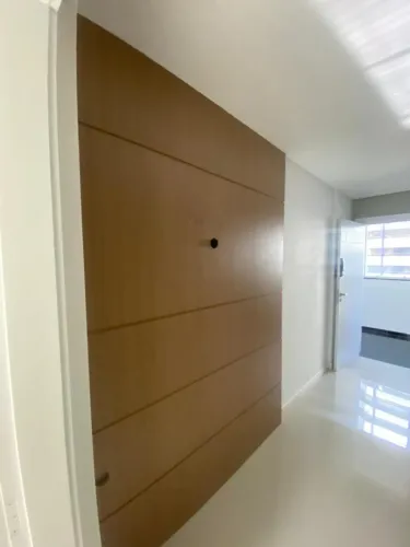 Painel para TV MDF , semi novo. 1,34 largura  4cm profundidade  2,51 de altura