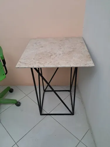 Centro base de ferro mede 73 altura e 40 larg. O tampo de mármore travertino mede 60×60