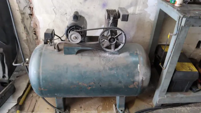 Compressor da marca ( schuz ) <br>10 pés 175 litros monofásico