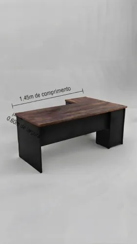 Mesa com extensão e gaveteiro