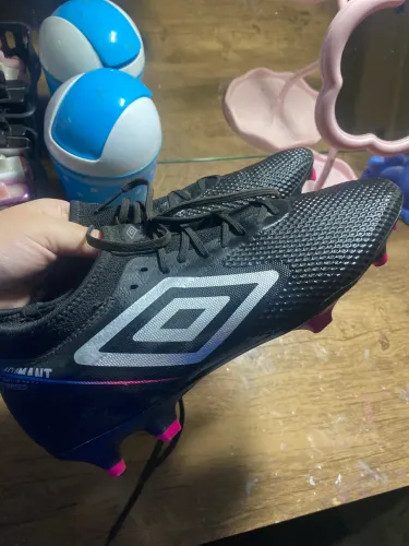 Chuteira de campo original da umbro