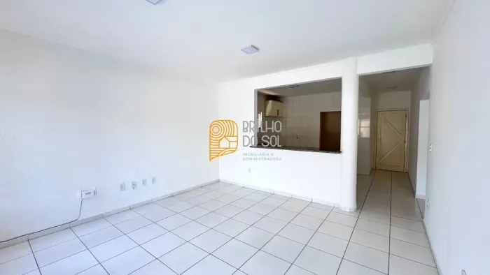 Apartamento com 2 Quartos (1 Suíte), Garagem e Excelente Distribuição para Locação