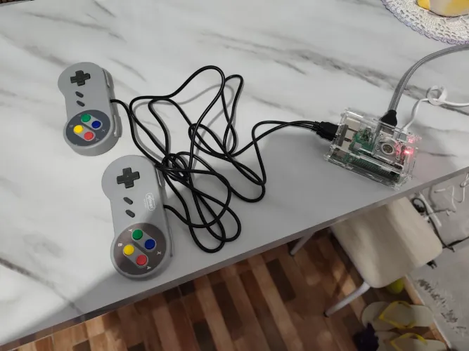 Sistema de jogos retrô com Raspberry pi 3b + Dois Controles de Super Nintendo+1500 jogos 
