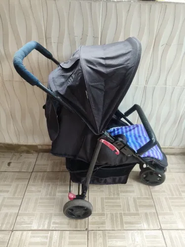 Carrinho de bebê Cosco. 3 rodas. Valor negociável 