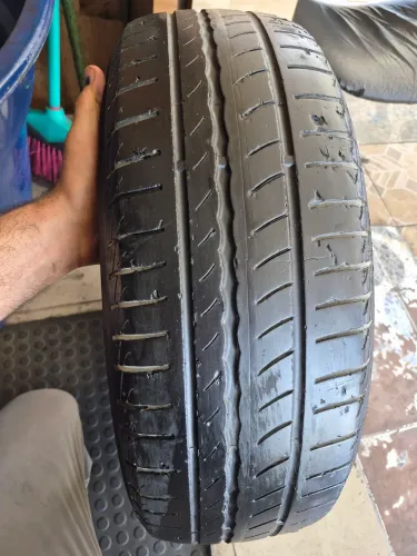 Um pneu 195/60/16 pirelli meia vida não reaberto (160 em 2× no ct