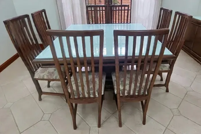Conjunto de mesa de jantar quadrada e 8 cadeiras em madeira Embuia