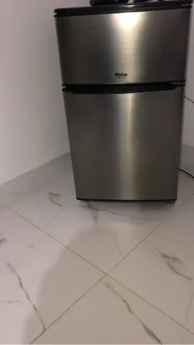 vendo um excelente frigobar peça única ?modelo duplex.marca .fhilco.96 litros.