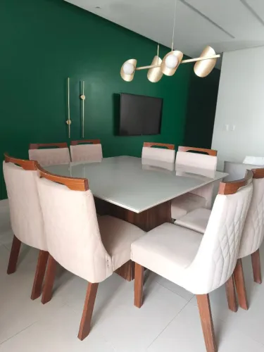 Mesa com tampo laqueado e 8 cadeiras