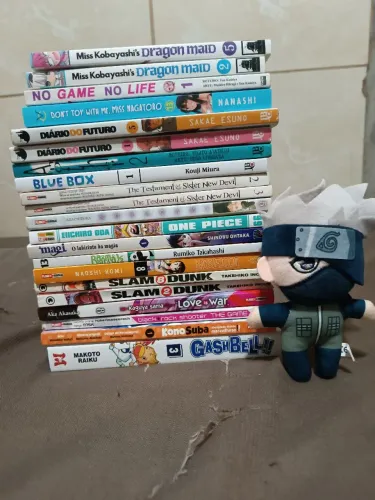 Lote de 21 mangás + pelúcia chaveiro do Kakashi