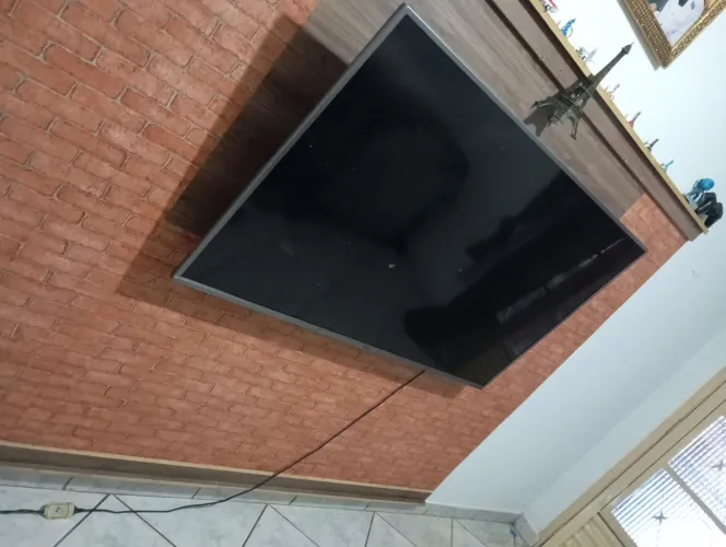 Tv 55 polegadas smartv com pequeno detalhes na tela 