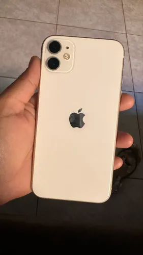 Vendo iPhone 11 64gb muito conservado, sem detalhes funcionando tudo