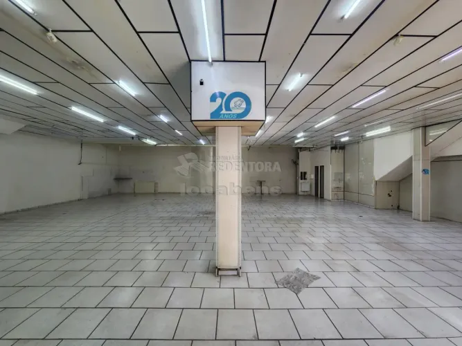 Centro - Salão comercial amplo de esquina.