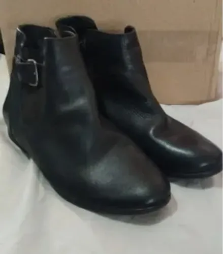 Bota cano curto com fivela e ziper couro legítimo 