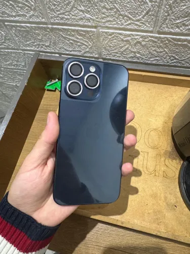iPhone 15 Pro Max bateria 82% sem detalhes 