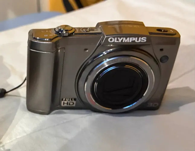 Máquina fotográfica Olympus com caixa original e acessórios