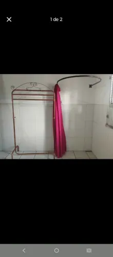 Arara e provador de loja