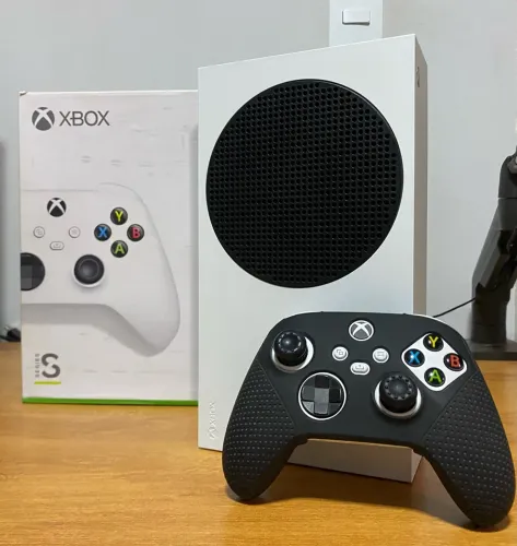 XBOX SERIES S 512GB - PRATICAMENTE NOVO + CAIXA E ACESSÓRIOS