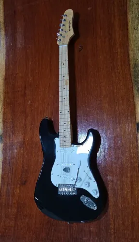 Guitarra Freeman Stratocaster Preta + Capa + Afinador + Cabo e Acessórios