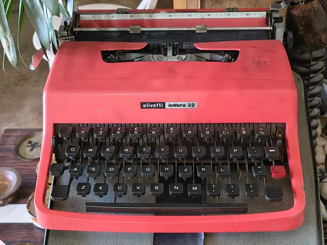 Máquina de escrever Olivetti Lettera 32 - Cor rara