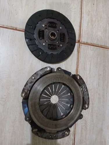 Vende se uma Embreagem Obs Esta Sem o Garfo