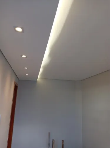 Gesso , pintura e elétrica