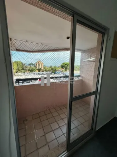 Alugo apartamento com varanda, 1 quarto e vaga na barra da Tijuca