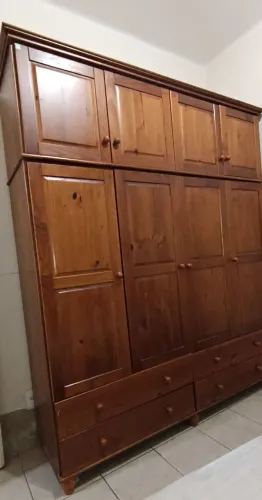 GUARDA ROUPA CASAL RÚSTICO MADEIRA MACIÇA - (4 PORTAS+MALEIRO) - PERFEITO ESTADO 