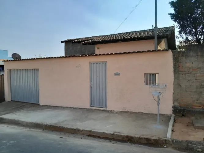VENDE-SE UMA CASA EM SETE LAGOAS