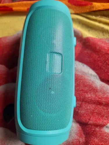 Vendo uma caixa de som da cor verde novo