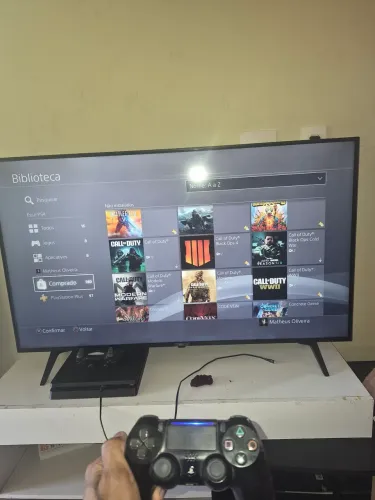 Vendo PlayStation 4 sim 2 manete semi novo 1100