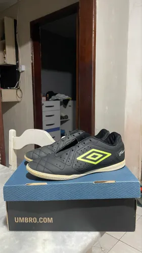 Chuteira umbro neo striker com caixa