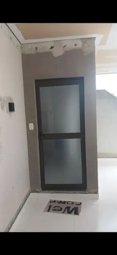 Porta e janela de vidro de alumínio.