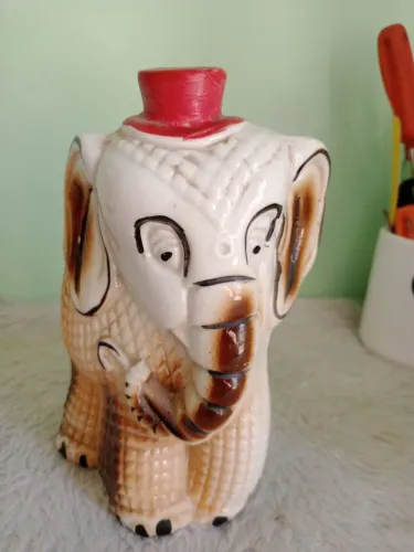 Antigo Bibelô em porcelana no formato de elefante raridade anos 60
