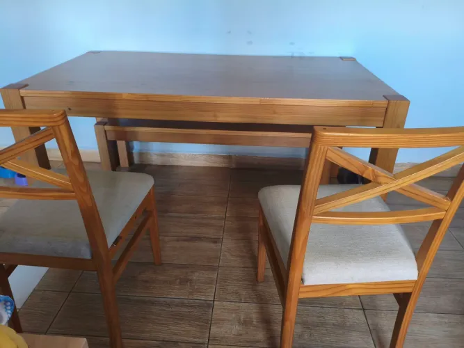 Mesa de madeira maciça, 1,20 m, com duas cadeiras e um banco