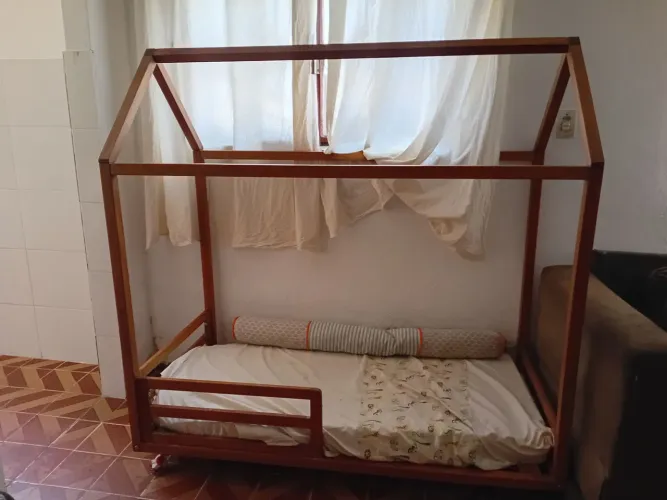 cama montessoriana infantil