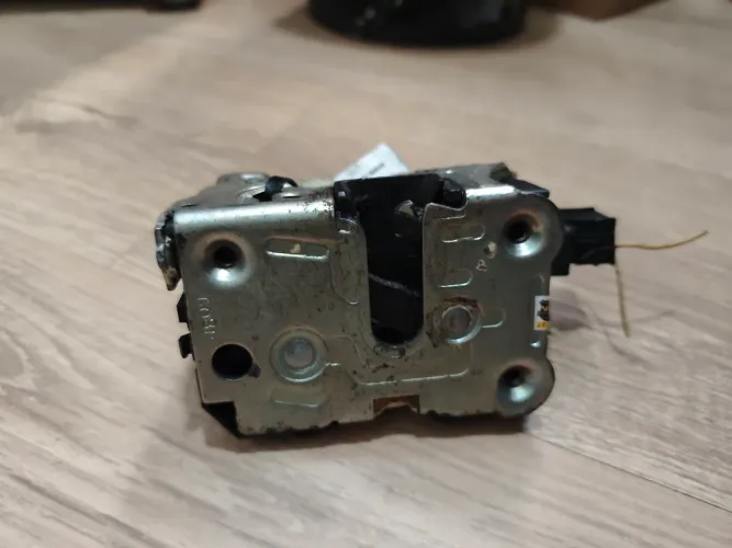 Fechadura esquerda traseira Renault Clio/Symbol completa com o motor da trava elétrica 