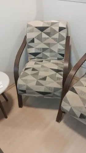 VENDO PAR DE POLTRONAS DE MADEIRA