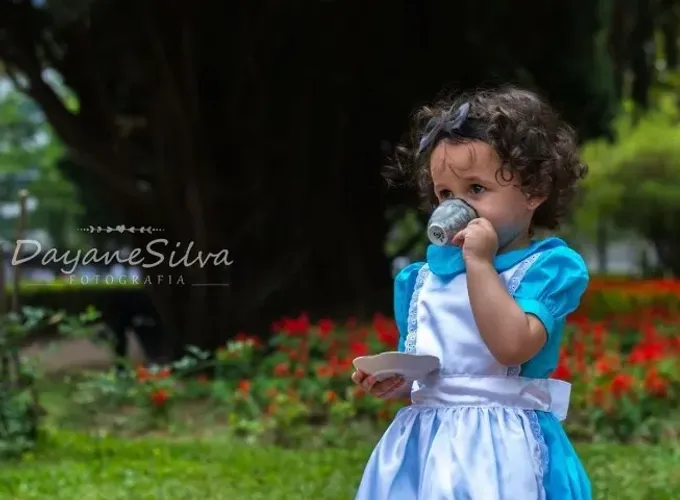 Fantasia infantil Alice no pais das maravilhas