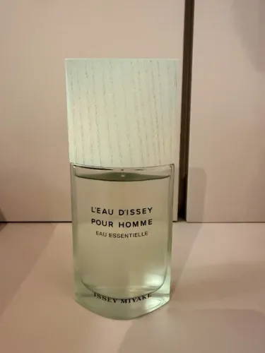 Issey Miyaki Eau Essentielle Eau de Parfum Perfume Masculino 75ml