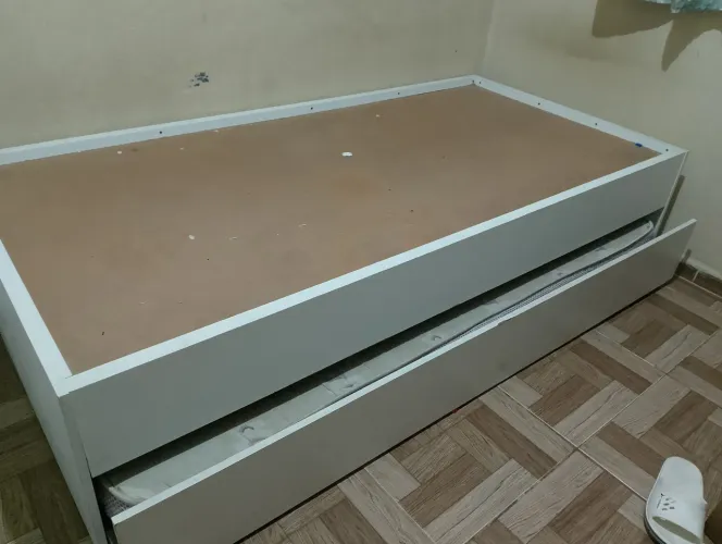 Cama solteirão, cama auxílio branca