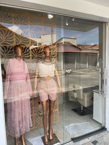 Vendo uma porta de loja de vidro e dois espelhos grandes
