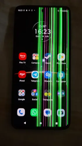 Celular Motorola Moto G52 com listras na tela