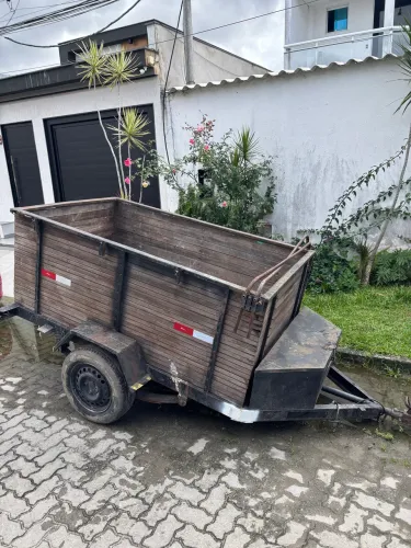 Vendo Carretinha com baú e feixe de mola reforçado. Aceito ofertas. 