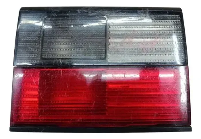 Lanterna Fume Santana 1993 Tampa Traseira Direita Detalhe Direito/passageiro Vermelho