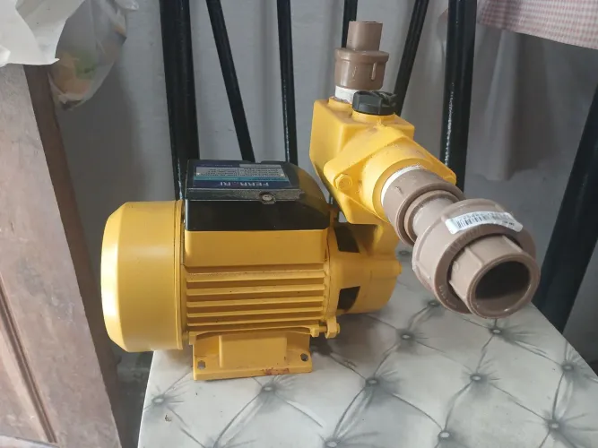 Vende- se uma bomba d' agua