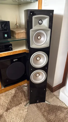 Par de Caixas Torre Yamaha NS-555