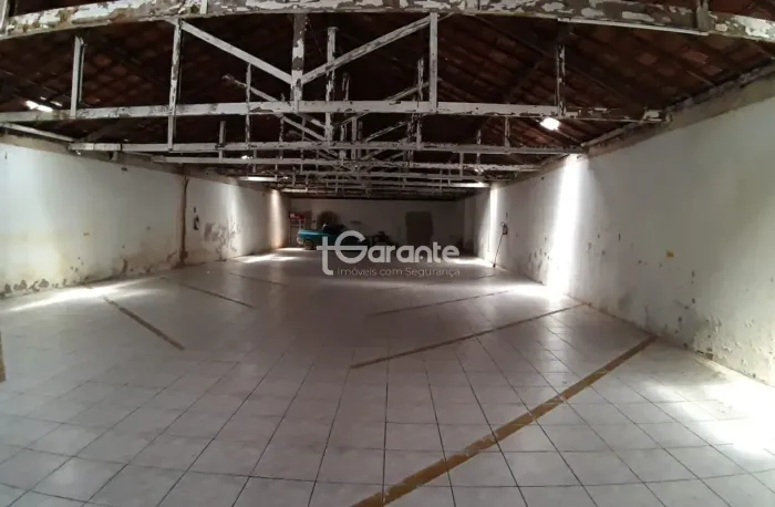 Galpão para venda com casa em anexo no Centro de Serra Negra SP