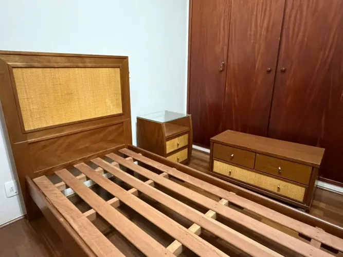 Quarto solteiro madeira + palhinha | cama + criado + móvel auxiliar