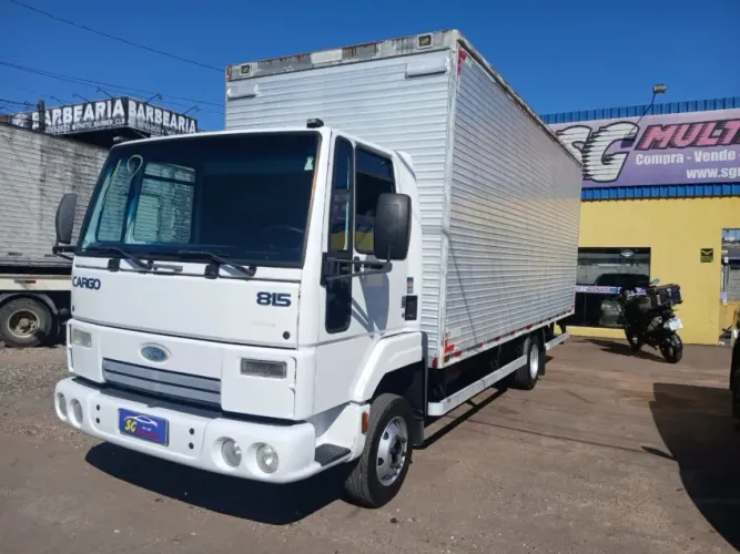 Ford Cargo 815 baú